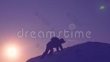 阿皮尼斯人徒步旅行。 旅行者爬上一座山峰。 游客站在雪山上，挥动双手，
